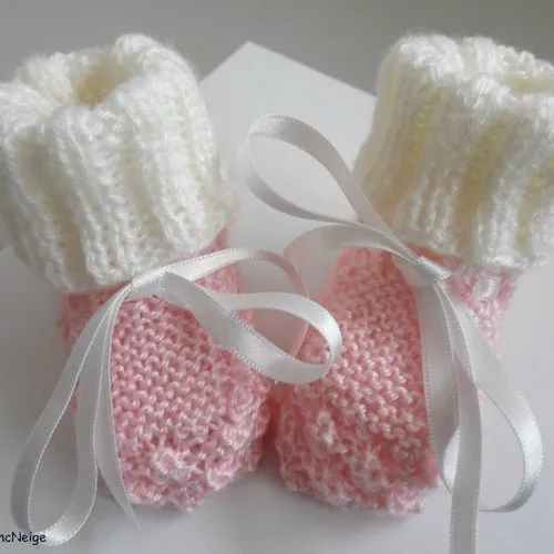 Bonnet et chaussons 6 mois, ensemble tricoté main en laine écrue et rose, tricot bb fille, calinou sur commande