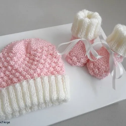 Bonnet et chaussons naissance, ensemble tricoté main en laine écrue et rose, tricot bb fille, calinou sur commande