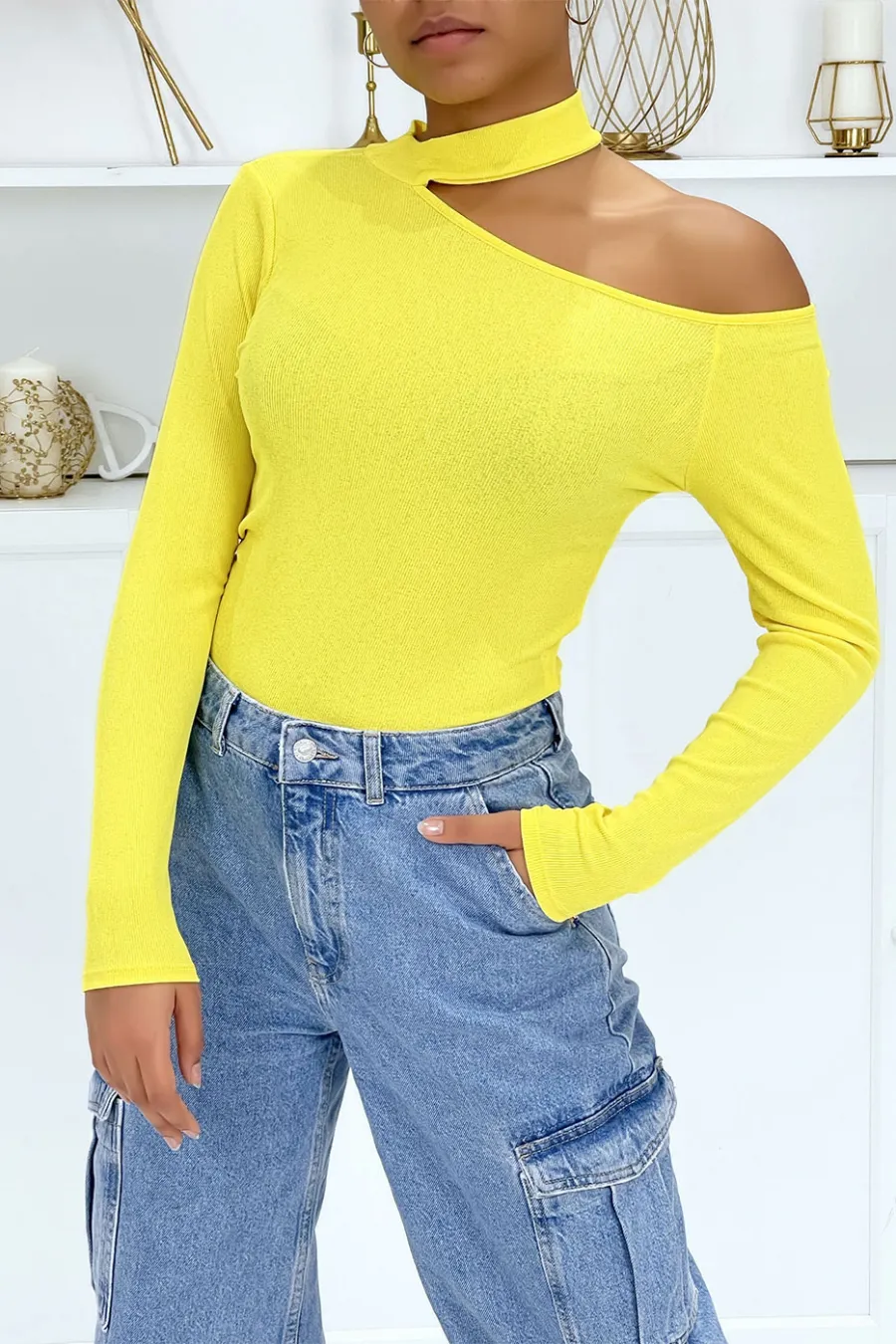 Haut jaune à col asymétrique